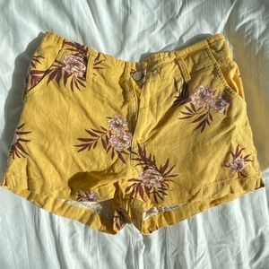 Yellow Hawaiian Shorts (M).